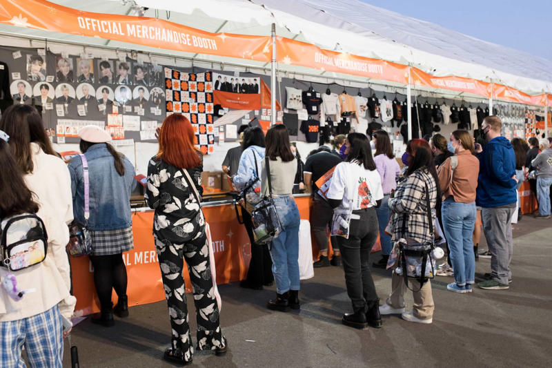 Buy your merch on the first day Check the weather, If you need a hotel room, book immediately after buying your ticket, Plan and try on all your outfits at home, Pack up the car the night before, Use public transportation if possible, Invest in a portable charger, Don’t bring anything you wouldn’t want stolen, Take wet wipes, Establish a meeting point inside the festival, Drink a lot of water, Be nice to the staff, Buy your merch on the first day, Try something new, Live in the moment