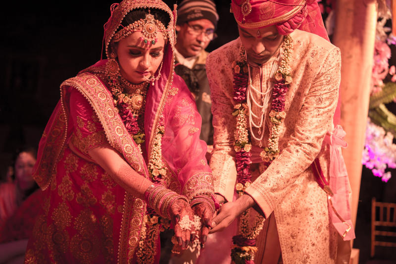 Time to get married! Single person, Bride waits at the altar, Time to get married!, Most often worn accessories, Most-worn accessories, Purification, Welcome!, The curtain between the bride and groom, The father hands over the bride, The power of the cord, Red powder, Rain of rice, Circling the sacred fire