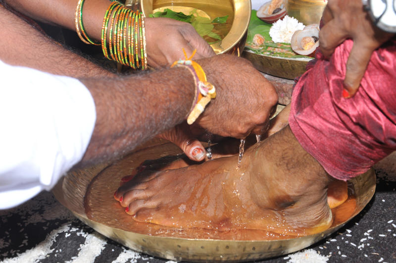 Welcome! Single person, Bride waits at the altar, Time to get married!, Most often worn accessories, Most-worn accessories, Purification, Welcome!, The curtain between the bride and groom, The father hands over the bride, The power of the cord, Red powder, Rain of rice, Circling the sacred fire