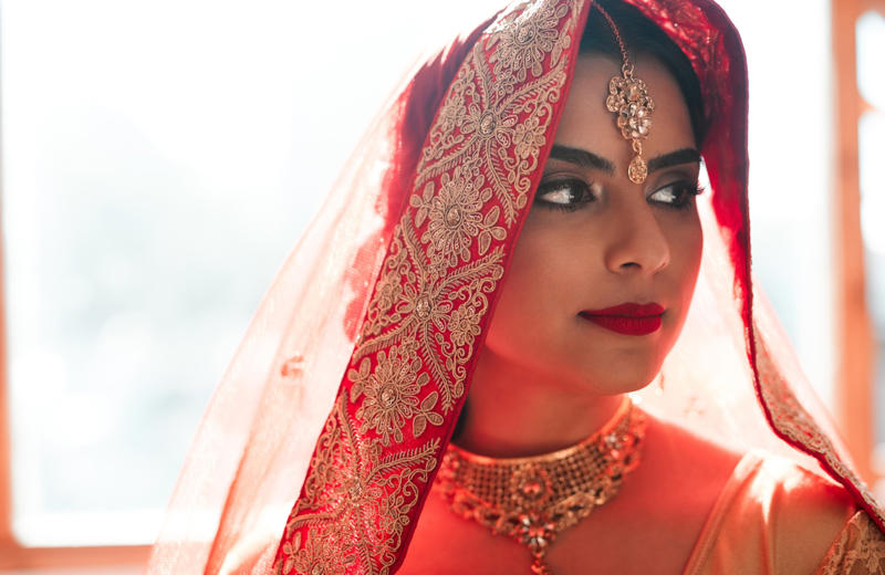 The power of the cord Single person, Bride waits at the altar, Time to get married!, Most often worn accessories, Most-worn accessories, Purification, Welcome!, The curtain between the bride and groom, The father hands over the bride, The power of the cord, Red powder, Rain of rice, Circling the sacred fire
