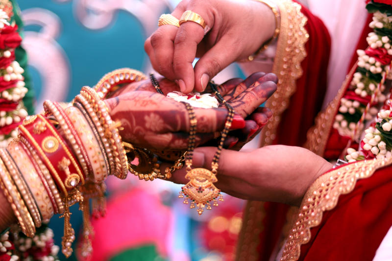 Red powder Single person, Bride waits at the altar, Time to get married!, Most often worn accessories, Most-worn accessories, Purification, Welcome!, The curtain between the bride and groom, The father hands over the bride, The power of the cord, Red powder, Rain of rice, Circling the sacred fire