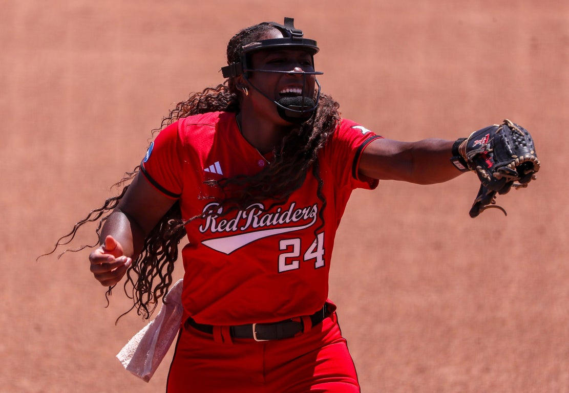 Amazing photos from Sunday at the 2025 college women's softball tournament
