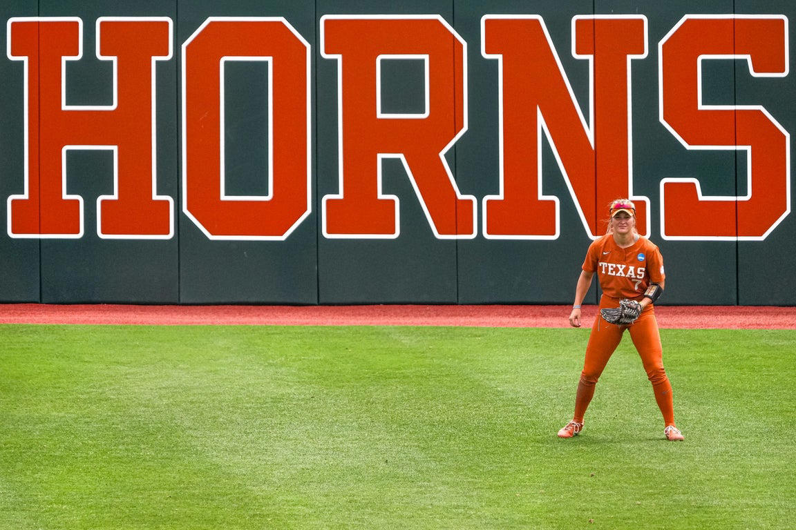 Amazing photos from Sunday at the 2025 college women's softball tournament