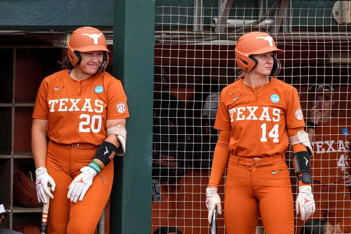 Amazing photos from Sunday at the 2025 college women's softball tournament