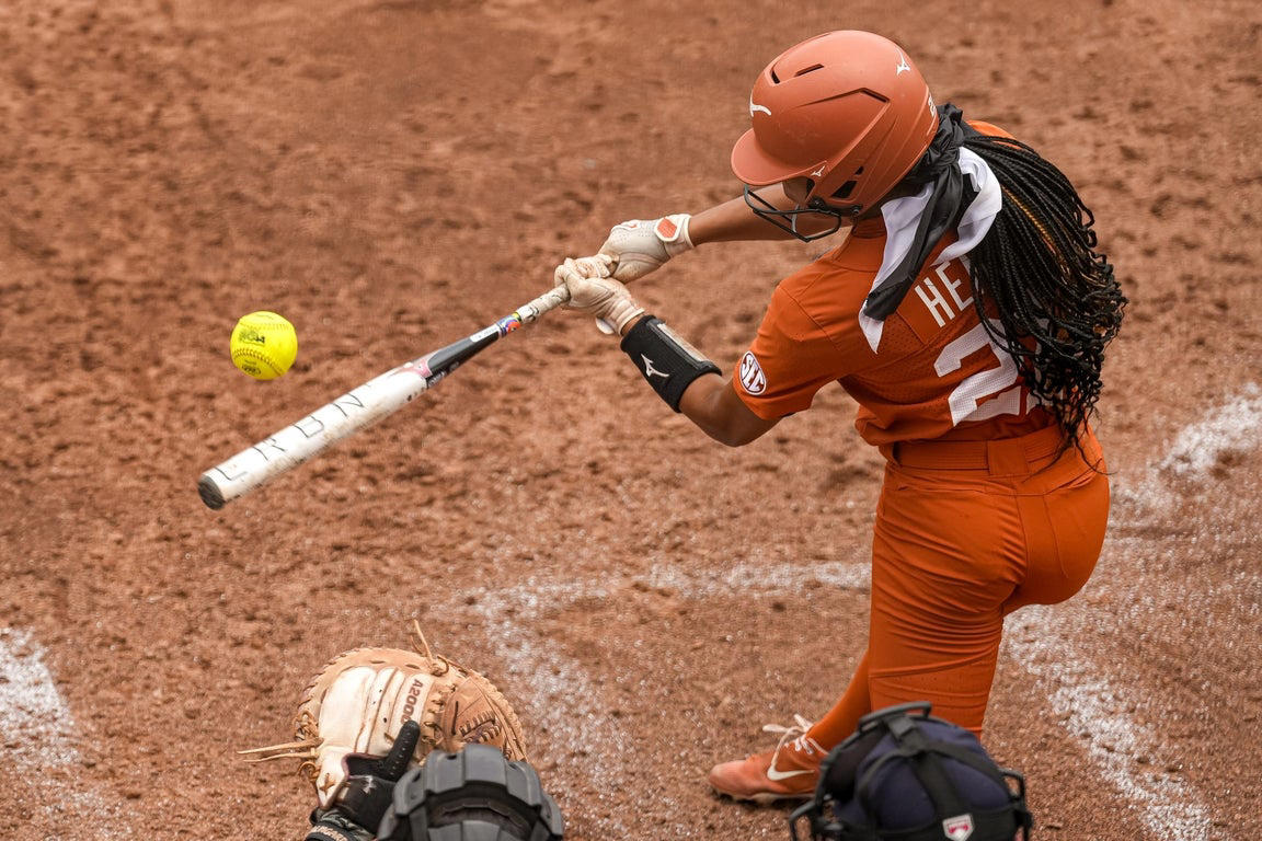 Amazing photos from Sunday at the 2025 college women's softball tournament