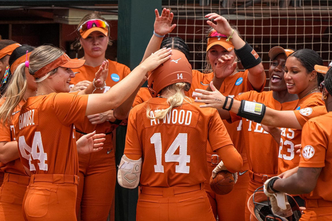 Amazing photos from Sunday at the 2025 college women's softball tournament