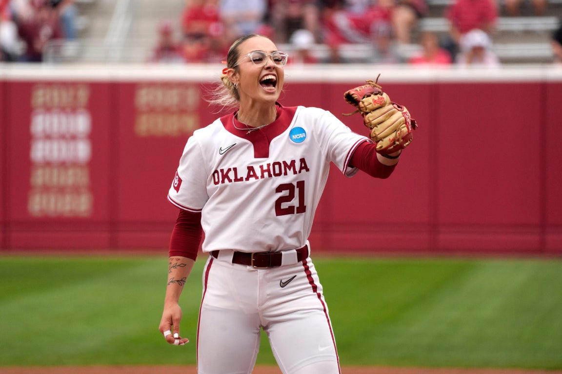 Amazing photos from Sunday at the 2025 college women's softball tournament