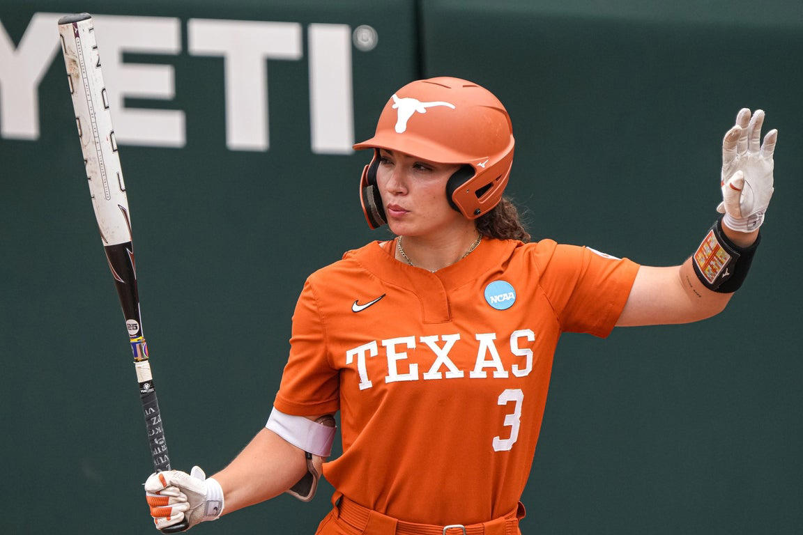 Amazing photos from Sunday at the 2025 college women's softball tournament