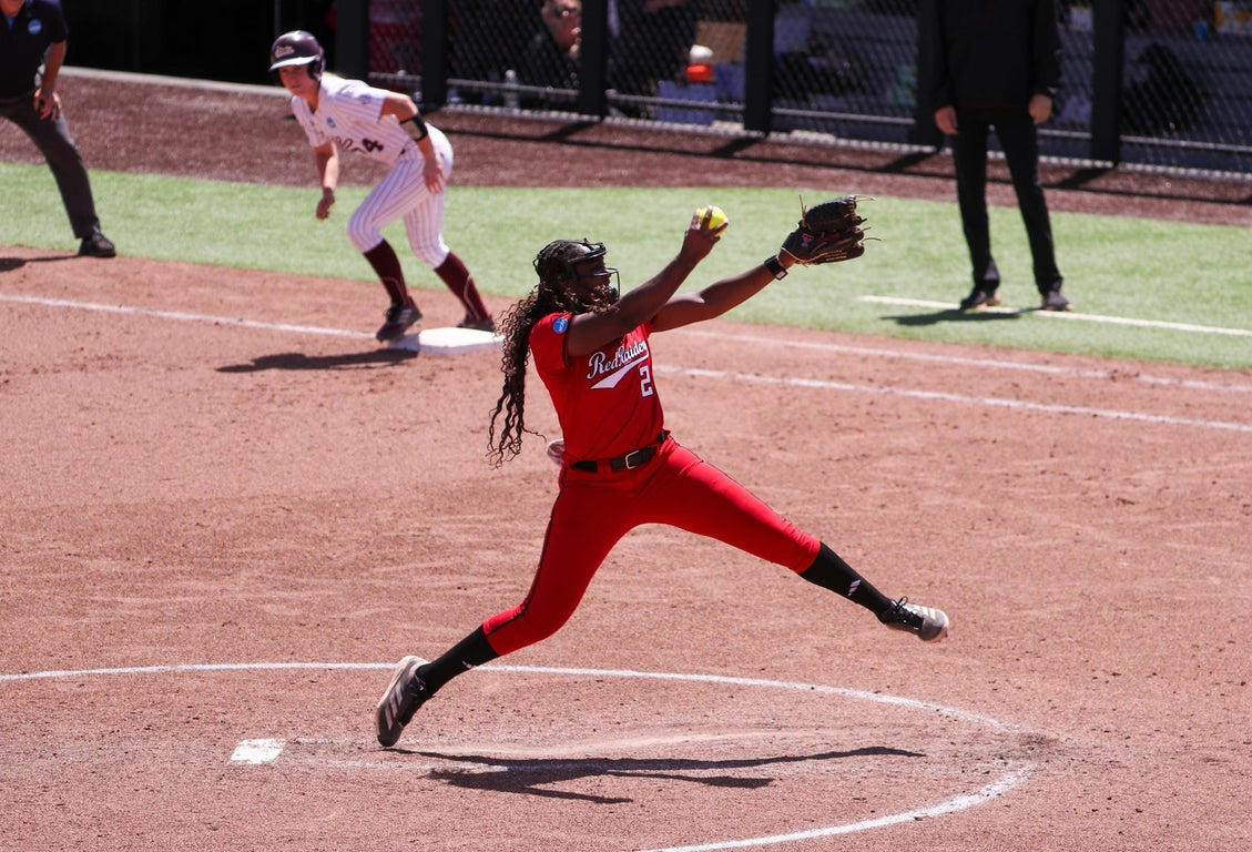 Amazing photos from Sunday at the 2025 college women's softball tournament