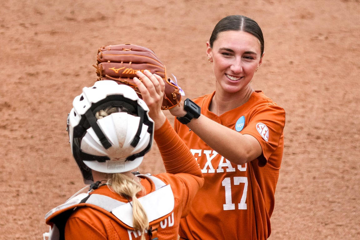 Amazing photos from Sunday at the 2025 college women's softball tournament