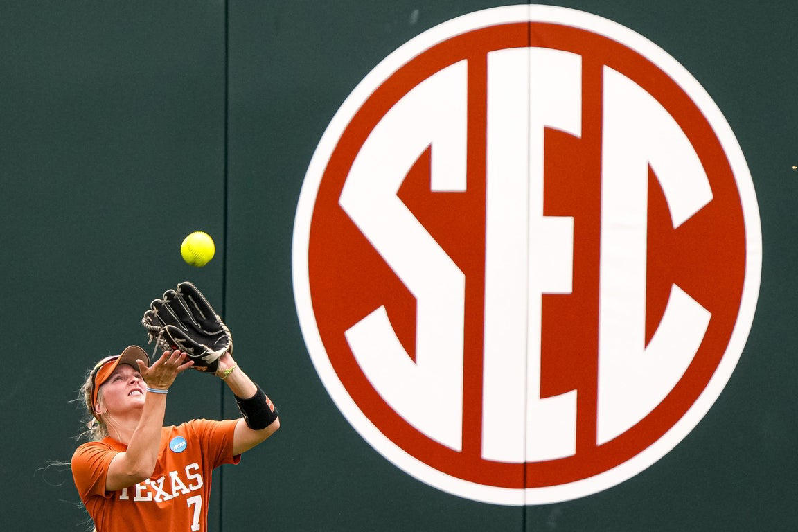 Amazing photos from Sunday at the 2025 college women's softball tournament