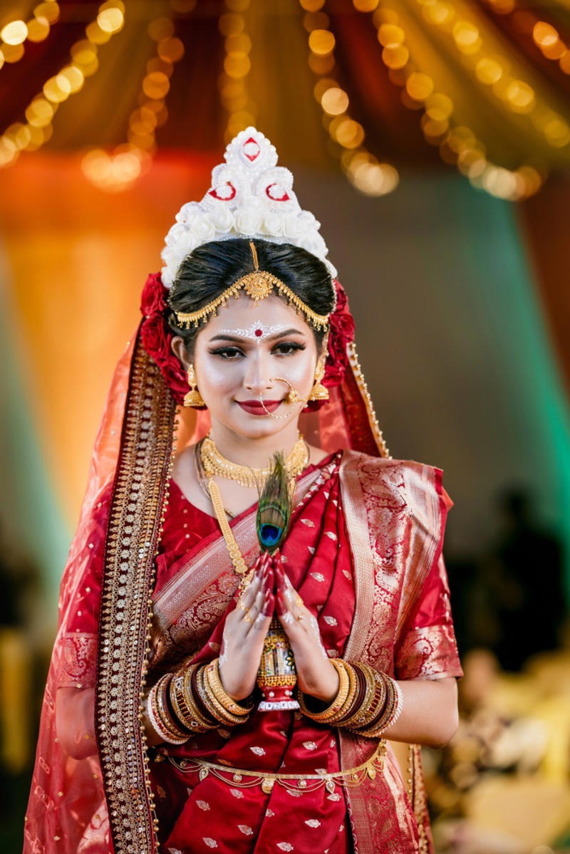 Single person Single person, Bride waits at the altar, Time to get married!, Most often worn accessories, Most-worn accessories, Purification, Welcome!, The curtain between the bride and groom, The father hands over the bride, The power of the cord, Red powder, Rain of rice, Circling the sacred fire