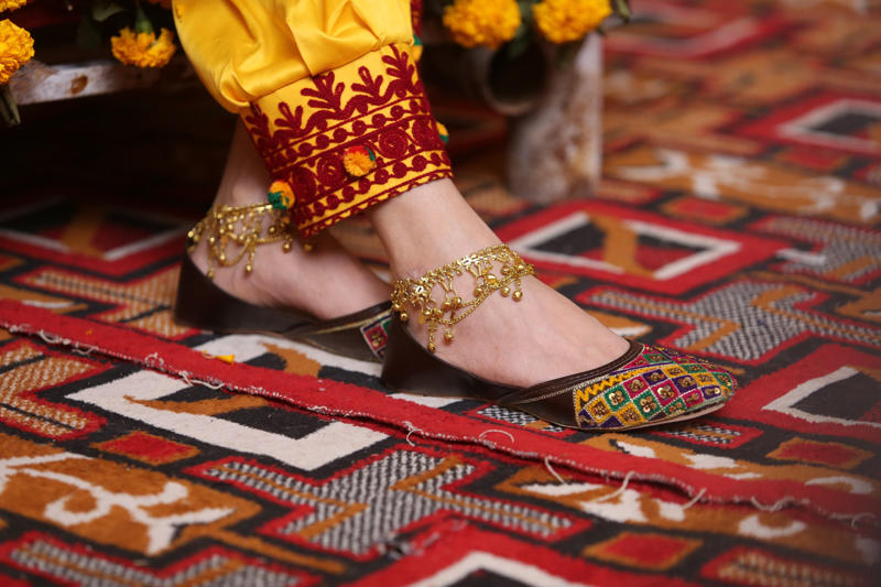 Most-worn accessories Single person, Bride waits at the altar, Time to get married!, Most often worn accessories, Most-worn accessories, Purification, Welcome!, The curtain between the bride and groom, The father hands over the bride, The power of the cord, Red powder, Rain of rice, Circling the sacred fire