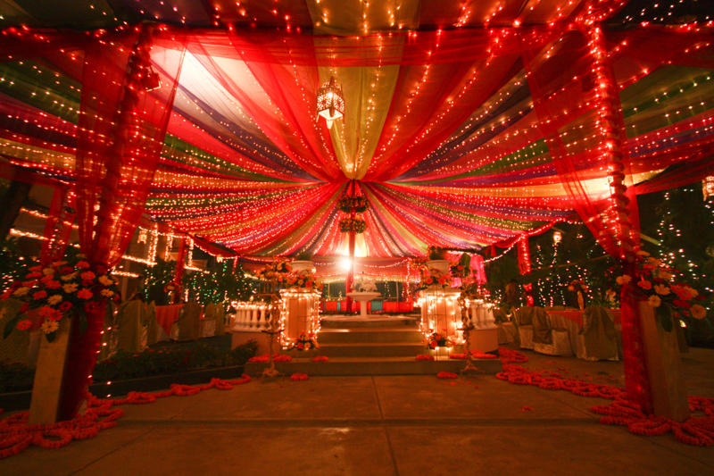 The curtain between the bride and groom Single person, Bride waits at the altar, Time to get married!, Most often worn accessories, Most-worn accessories, Purification, Welcome!, The curtain between the bride and groom, The father hands over the bride, The power of the cord, Red powder, Rain of rice, Circling the sacred fire