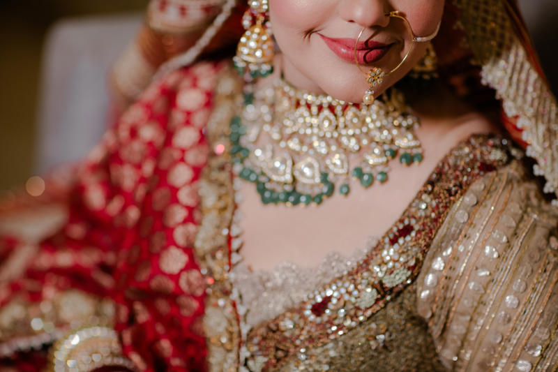 Most often worn accessories Single person, Bride waits at the altar, Time to get married!, Most often worn accessories, Most-worn accessories, Purification, Welcome!, The curtain between the bride and groom, The father hands over the bride, The power of the cord, Red powder, Rain of rice, Circling the sacred fire