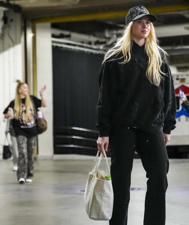 Fantastic photos from Caitlin Clark's fiery return to the WNBA court against Van Lith, Reese