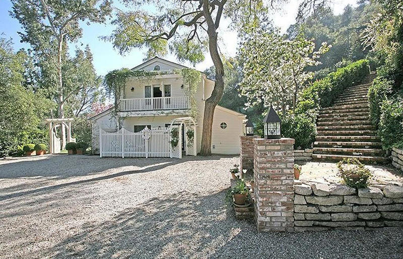 Taylor Swift's homes: from Nashville to New York City, In her billionaire era, Where did Taylor Swift grow up?, Taylor Swift's childhood home on a Christmas tree farm, Taylor Swift's childhood bedroom, Taylor Swift's teenage family home, Taylor Swift's first apartment in Nashville, Taylor Swift's Cape Cod-style home in Beverly Hills, Taylor Swift's grand Nashville estate, Taylor Swift's mid-century modern home in Los Angeles, Taylor Swift's coastal estate in Massachusetts, Taylor Swift's Rhode Island beach mansion, Taylor Swift's Tribeca penthouses, Taylor Swift's landmark Los Angeles mansion, Taylor Swift's Cornelia Street rental in New York City, Taylor Swift's Tribeca townhouse, Taylor Swift's fourth Tribeca apartment, Embracing a slower pace of life