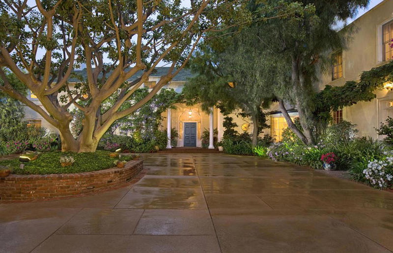 Taylor Swift's homes: from Nashville to New York City, In her billionaire era, Where did Taylor Swift grow up?, Taylor Swift's childhood home on a Christmas tree farm, Taylor Swift's childhood bedroom, Taylor Swift's teenage family home, Taylor Swift's first apartment in Nashville, Taylor Swift's Cape Cod-style home in Beverly Hills, Taylor Swift's grand Nashville estate, Taylor Swift's mid-century modern home in Los Angeles, Taylor Swift's coastal estate in Massachusetts, Taylor Swift's Rhode Island beach mansion, Taylor Swift's Tribeca penthouses, Taylor Swift's landmark Los Angeles mansion, Taylor Swift's Cornelia Street rental in New York City, Taylor Swift's Tribeca townhouse, Taylor Swift's fourth Tribeca apartment, Embracing a slower pace of life