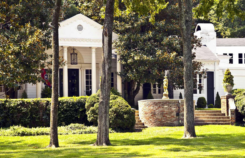 Taylor Swift's homes: from Nashville to New York City, In her billionaire era, Where did Taylor Swift grow up?, Taylor Swift's childhood home on a Christmas tree farm, Taylor Swift's childhood bedroom, Taylor Swift's teenage family home, Taylor Swift's first apartment in Nashville, Taylor Swift's Cape Cod-style home in Beverly Hills, Taylor Swift's grand Nashville estate, Taylor Swift's mid-century modern home in Los Angeles, Taylor Swift's coastal estate in Massachusetts, Taylor Swift's Rhode Island beach mansion, Taylor Swift's Tribeca penthouses, Taylor Swift's landmark Los Angeles mansion, Taylor Swift's Cornelia Street rental in New York City, Taylor Swift's Tribeca townhouse, Taylor Swift's fourth Tribeca apartment, Embracing a slower pace of life