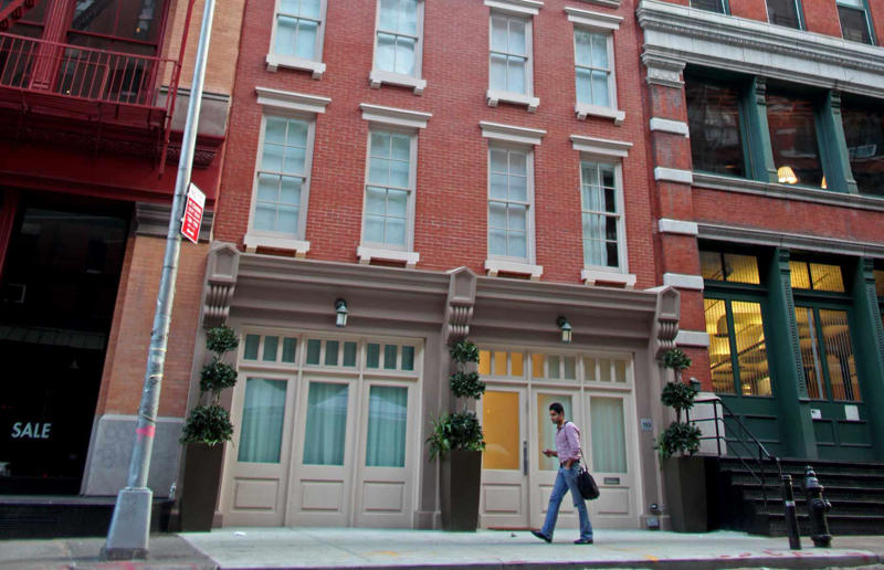 Taylor Swift's homes: from Nashville to New York City, In her billionaire era, Where did Taylor Swift grow up?, Taylor Swift's childhood home on a Christmas tree farm, Taylor Swift's childhood bedroom, Taylor Swift's teenage family home, Taylor Swift's first apartment in Nashville, Taylor Swift's Cape Cod-style home in Beverly Hills, Taylor Swift's grand Nashville estate, Taylor Swift's mid-century modern home in Los Angeles, Taylor Swift's coastal estate in Massachusetts, Taylor Swift's Rhode Island beach mansion, Taylor Swift's Tribeca penthouses, Taylor Swift's landmark Los Angeles mansion, Taylor Swift's Cornelia Street rental in New York City, Taylor Swift's Tribeca townhouse, Taylor Swift's fourth Tribeca apartment, Embracing a slower pace of life