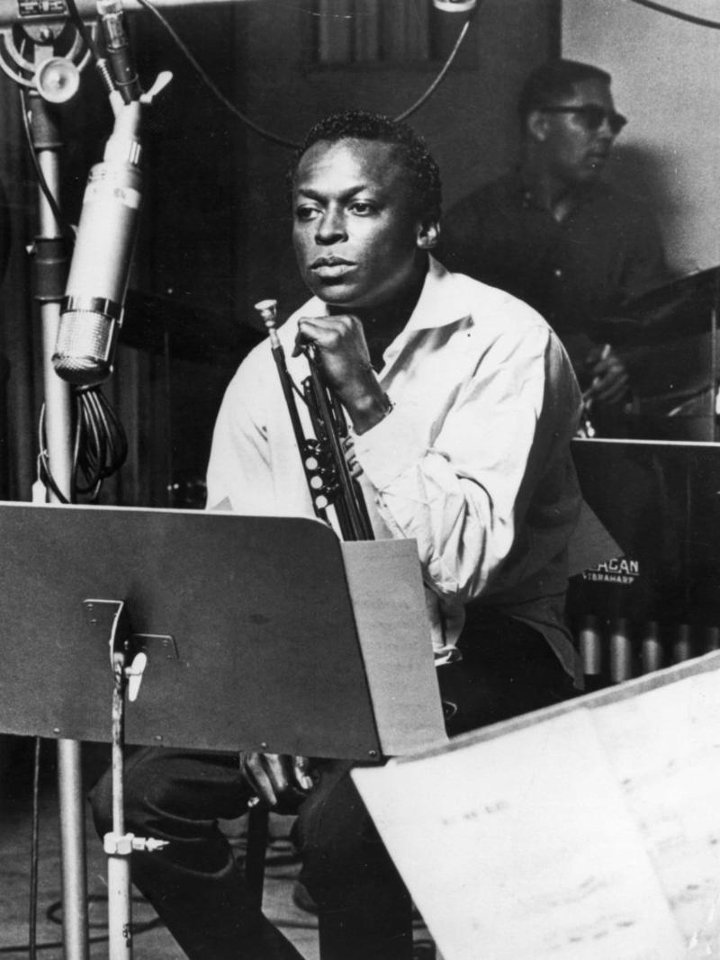 Miles Davis (1926-1991) Frank Sinatra (1915-1998), William S. Burroughs (1914-1997), Bela Lugosi (1882-1956), Elizabeth Taylor (1932-2011), John F. Kennedy (1917-1963), Ernie Kovacs (1919-1962), Wild Bill Hickok (1837-1876), Miles Davis (1926-1991), Harry Houdini (1874-1926), Tony Curtis (1925-2010), Sandra West (1939-1977), Humphrey Bogart (1899-1957), Alexander McQueen (1969-2010), Tiny Tim (1932-1996)