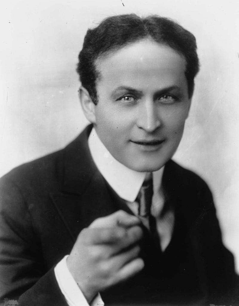 Harry Houdini (1874-1926) Frank Sinatra (1915-1998), William S. Burroughs (1914-1997), Bela Lugosi (1882-1956), Elizabeth Taylor (1932-2011), John F. Kennedy (1917-1963), Ernie Kovacs (1919-1962), Wild Bill Hickok (1837-1876), Miles Davis (1926-1991), Harry Houdini (1874-1926), Tony Curtis (1925-2010), Sandra West (1939-1977), Humphrey Bogart (1899-1957), Alexander McQueen (1969-2010), Tiny Tim (1932-1996)