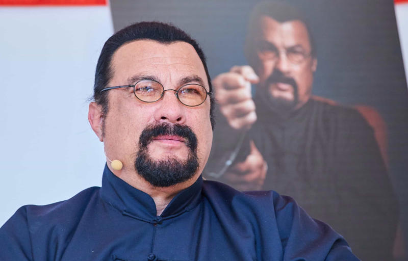Steven Seagal Keanu Reeves, Ricky Gervais, Hugh Laurie, Juliette Lewis, Miley Cirus, Jennifer Love Hewitt, Robert Pattinson, Nicole Kidman, Ryan Gosling, Penélope Cruz, Salma Hayek, Don Johnson, Clint Eastwood, Leighton Meester, Hilary Duff, Steve Martin, Kevin Costner, David Hasselhof, Patrick Swayze, Jamie Foxx, Bruce Willis, Jack Black, Jessica Pimentel, Jeff Daniels, John Travolta, Steven Seagal, Jada Pinkett-Smith, Dan Aykroyd and John Belushi, Telly Savalas, Joel Grey, Robert Mitchum