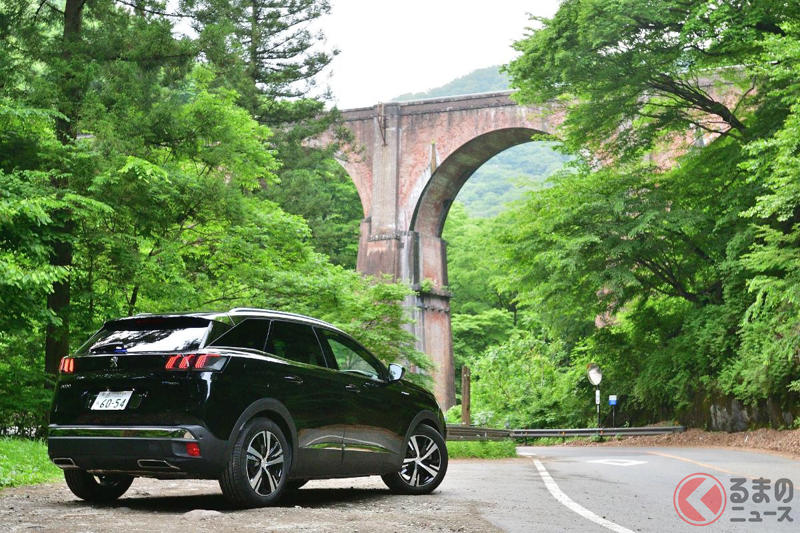 「プジョー3008GT HYBRID4」で新緑溢れる軽井沢へ, 旅の道連れに相応しい「プジョー3008GT HYBRID4」の魅力とは？, 高速道路に乗っていざ出発！ そこで見えた独自性とホスピタリティ, 碓氷峠でさらに開花するPHEVの実力, 新緑溢れるカフェにある「映える愛車撮影スポット」
