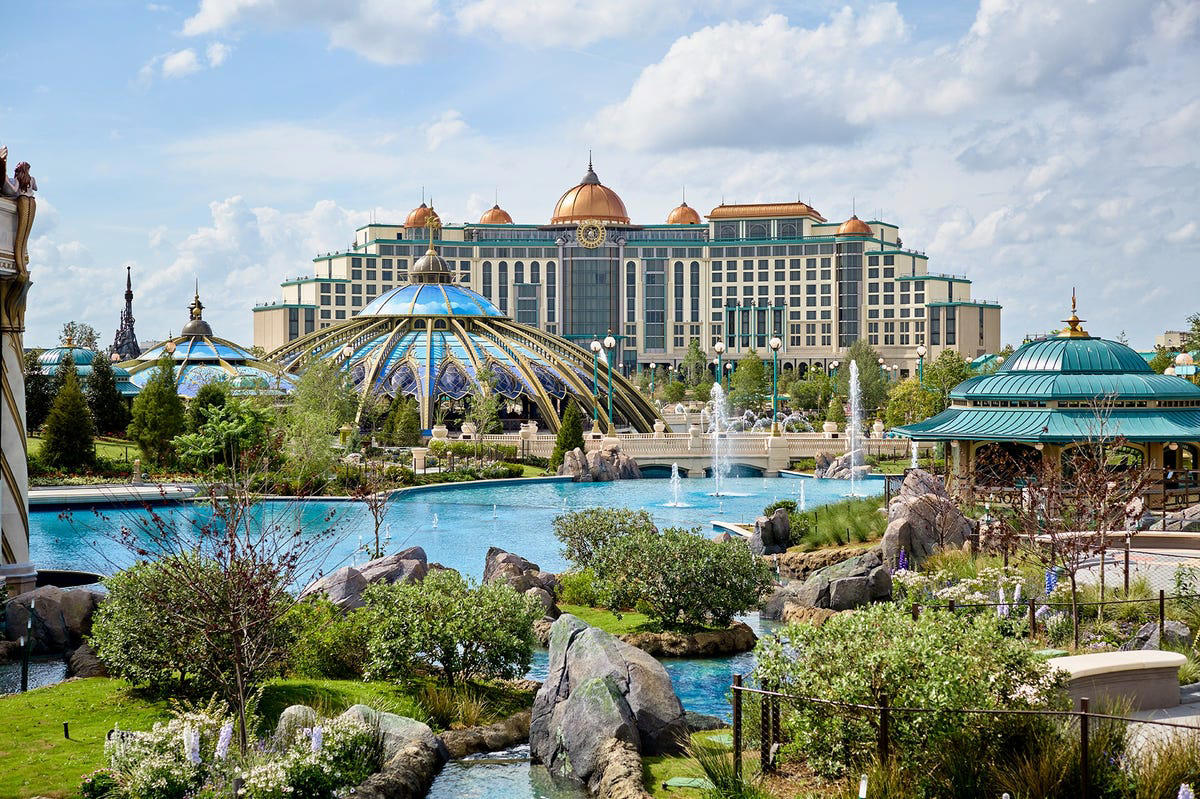 Super Nintendo World, The Wizarding World of Harry Potter — Ministry of Magic, Dark Universe, How to Train Your Dragon — Isle of Berk, Celestial Park, The Hotels