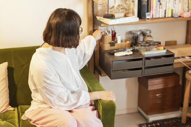 家族が集まる「居心地のいいリビング」づくりのコツ, 照明はほっと落ち着ける暖色に, 背の低い家具を選んで圧迫感を軽減, 模様替えをしたら撮影してバランス調整を