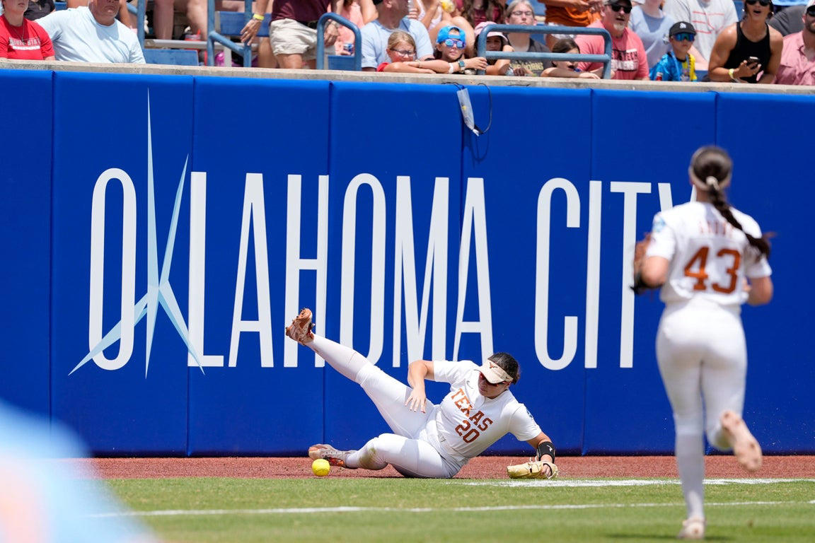 Texas softball shuts out Tennessee to reach WCWS finals: See photos