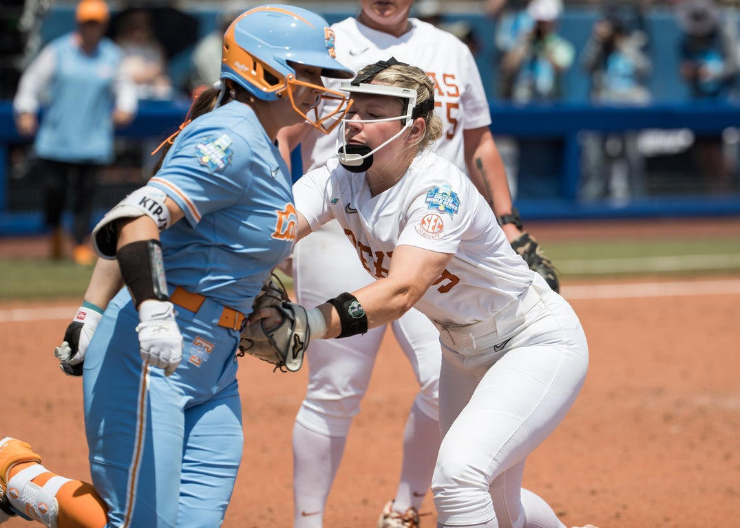 Texas softball shuts out Tennessee to reach WCWS finals: See photos
