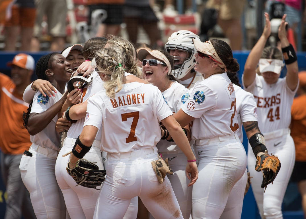 Texas softball shuts out Tennessee to reach WCWS finals: See photos