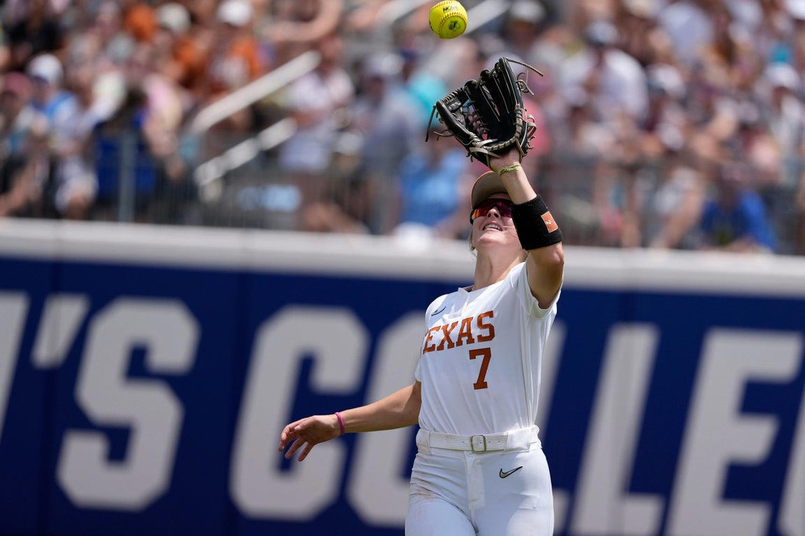 Texas softball shuts out Tennessee to reach WCWS finals: See photos