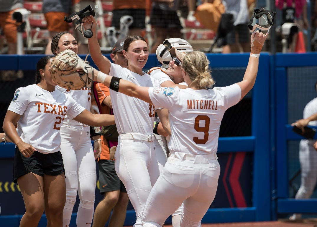 Texas softball shuts out Tennessee to reach WCWS finals: See photos