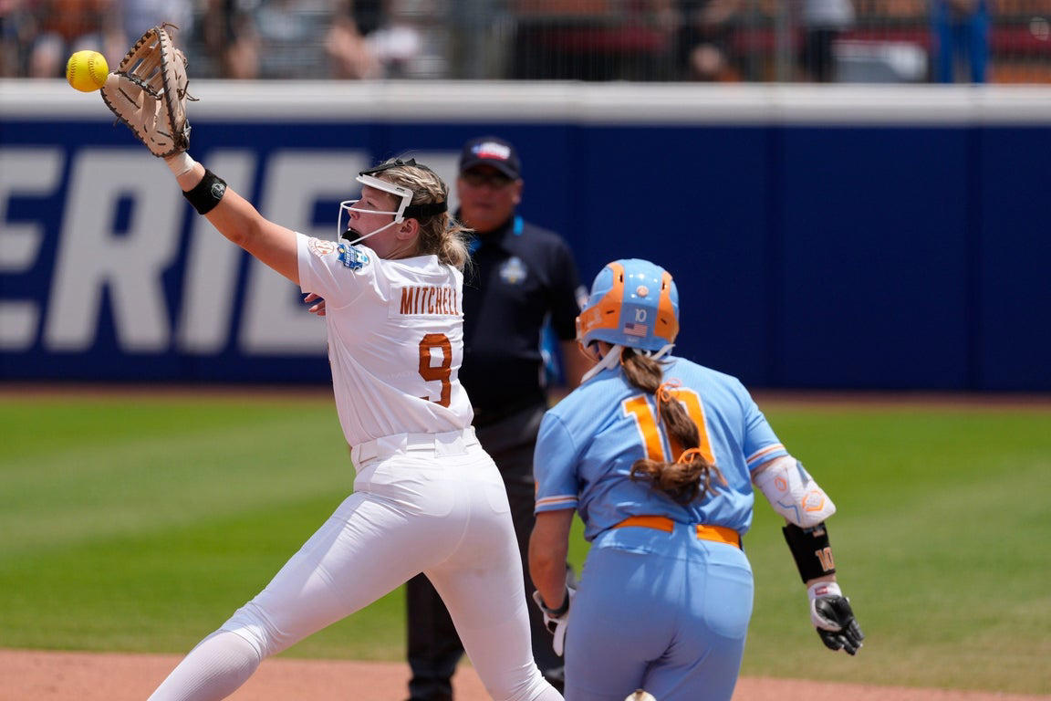 Texas softball shuts out Tennessee to reach WCWS finals: See photos