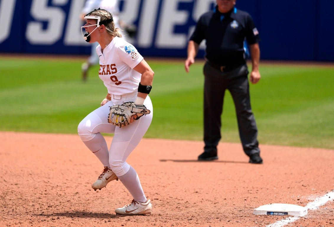 Texas softball shuts out Tennessee to reach WCWS finals: See photos