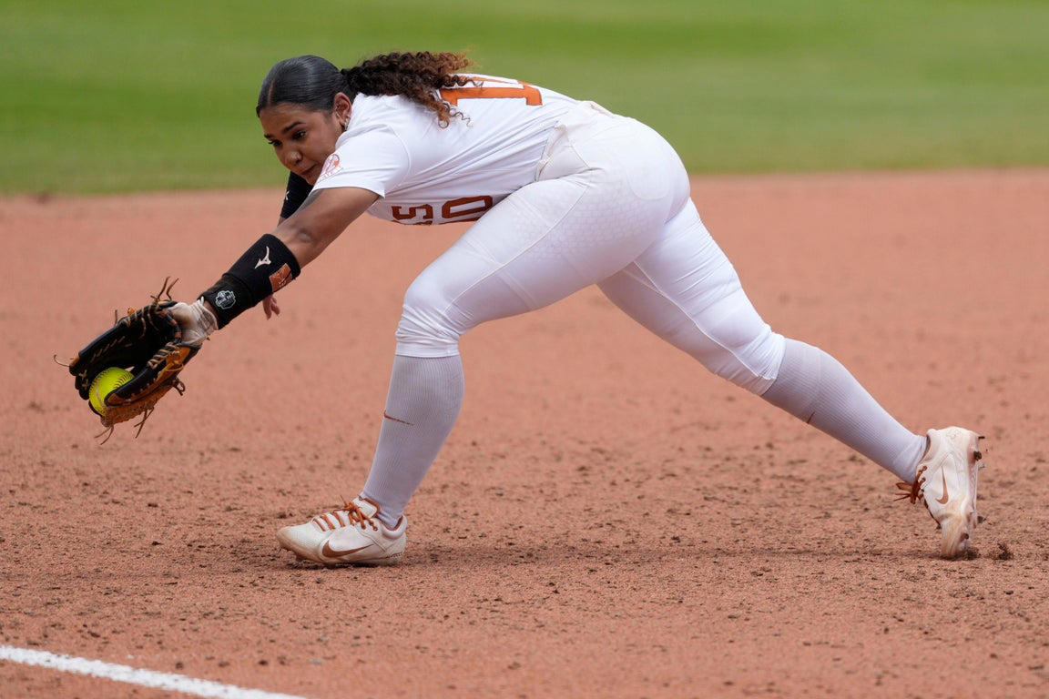 Texas softball shuts out Tennessee to reach WCWS finals: See photos