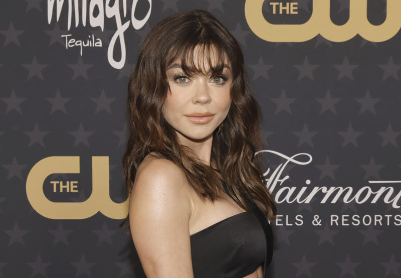 Sarah Hyland John Stamos, Brie Larson, Michael J. Fox, Sarah Hyland, Colin Farrell, Frankie Muniz, Courteney Cox, Matthew Perry, Lisa Kudrow, John Boyega, Raven-Symoné, Avan Jogia, Ethan Embry