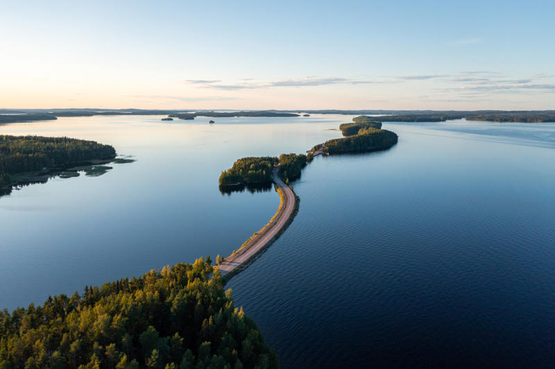 15. Colombia – 3,250 lakes, 14. Switzerland – 7,000 lakes, 13. Belarus – 11,000 lakes, 12. Australia – 11,400 lakes, 11. Peru – 12,000 lakes, 10. Kazakhstan – 12,400 lakes, 9. Argentina – 13,600 lakes, 8. Norway – 20,000 lakes, 6. Sweden – 22,600 lakes, 5. China – 23,800 lakes, 4. United States – 102,500 lakes, 3. Finland – 188,000 lakes, 2. Russia – 201,200 lakes, 1. Canada – 879,800 lakes