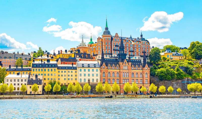 15. Colombia – 3,250 lakes, 14. Switzerland – 7,000 lakes, 13. Belarus – 11,000 lakes, 12. Australia – 11,400 lakes, 11. Peru – 12,000 lakes, 10. Kazakhstan – 12,400 lakes, 9. Argentina – 13,600 lakes, 8. Norway – 20,000 lakes, 6. Sweden – 22,600 lakes, 5. China – 23,800 lakes, 4. United States – 102,500 lakes, 3. Finland – 188,000 lakes, 2. Russia – 201,200 lakes, 1. Canada – 879,800 lakes