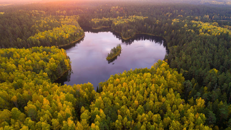 15. Colombia – 3,250 lakes, 14. Switzerland – 7,000 lakes, 13. Belarus – 11,000 lakes, 12. Australia – 11,400 lakes, 11. Peru – 12,000 lakes, 10. Kazakhstan – 12,400 lakes, 9. Argentina – 13,600 lakes, 8. Norway – 20,000 lakes, 6. Sweden – 22,600 lakes, 5. China – 23,800 lakes, 4. United States – 102,500 lakes, 3. Finland – 188,000 lakes, 2. Russia – 201,200 lakes, 1. Canada – 879,800 lakes