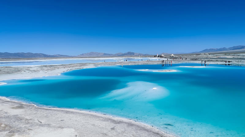 15. Colombia – 3,250 lakes, 14. Switzerland – 7,000 lakes, 13. Belarus – 11,000 lakes, 12. Australia – 11,400 lakes, 11. Peru – 12,000 lakes, 10. Kazakhstan – 12,400 lakes, 9. Argentina – 13,600 lakes, 8. Norway – 20,000 lakes, 6. Sweden – 22,600 lakes, 5. China – 23,800 lakes, 4. United States – 102,500 lakes, 3. Finland – 188,000 lakes, 2. Russia – 201,200 lakes, 1. Canada – 879,800 lakes