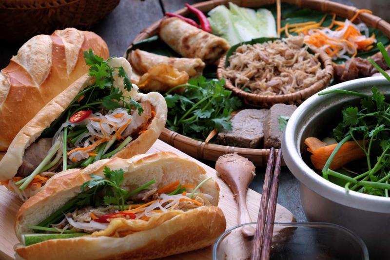 Banh mi Currywurst, Bungeo-ppang, Bunny chow, Aloo chaat, Banana cue, Khachapuri, Takoyaki, Mango sticky rice, Fish and chips, Chapli kebabs, Anticucho, Shawarma, Stinky tofu, Vada pav, Pani câ mèusa, Tanghulu
