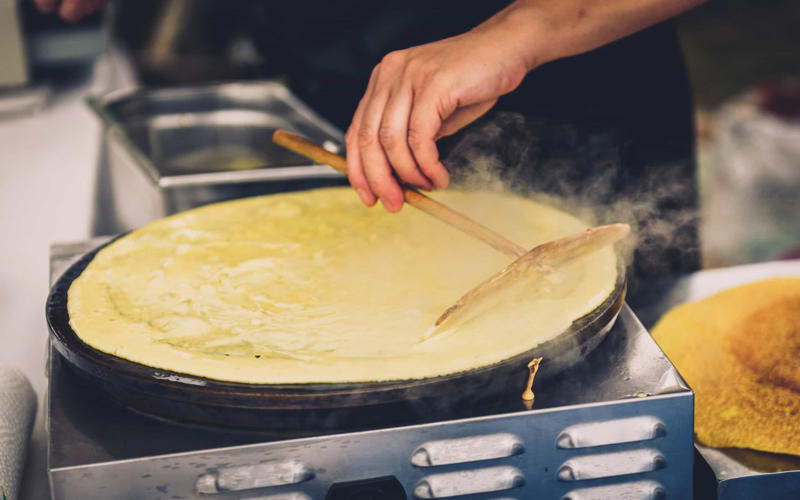 Crepe Currywurst, Bungeo-ppang, Bunny chow, Aloo chaat, Banana cue, Khachapuri, Takoyaki, Mango sticky rice, Fish and chips, Chapli kebabs, Anticucho, Shawarma, Stinky tofu, Vada pav, Pani câ mèusa, Tanghulu