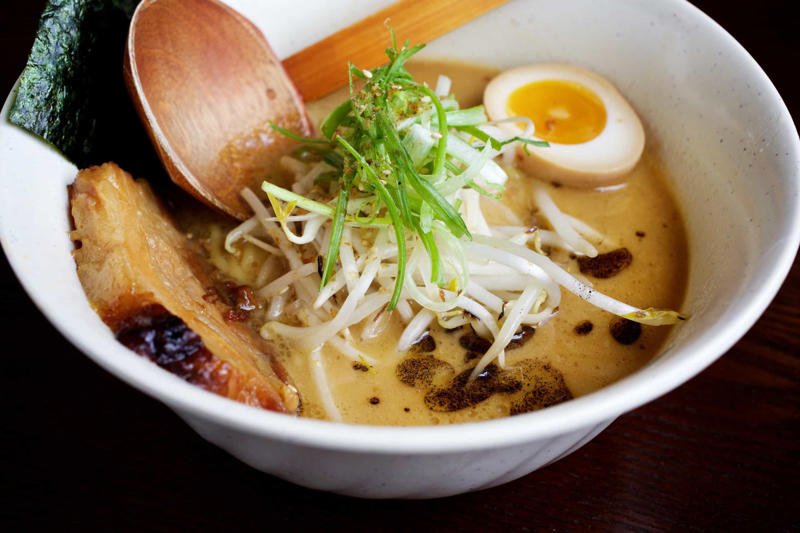 Ramen Currywurst, Bungeo-ppang, Bunny chow, Aloo chaat, Banana cue, Khachapuri, Takoyaki, Mango sticky rice, Fish and chips, Chapli kebabs, Anticucho, Shawarma, Stinky tofu, Vada pav, Pani câ mèusa, Tanghulu