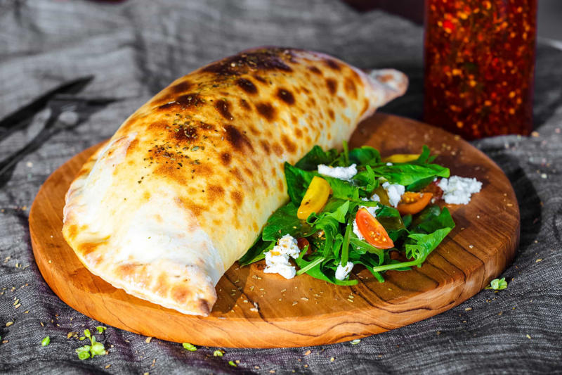 Calzone Currywurst, Bungeo-ppang, Bunny chow, Aloo chaat, Banana cue, Khachapuri, Takoyaki, Mango sticky rice, Fish and chips, Chapli kebabs, Anticucho, Shawarma, Stinky tofu, Vada pav, Pani câ mèusa, Tanghulu