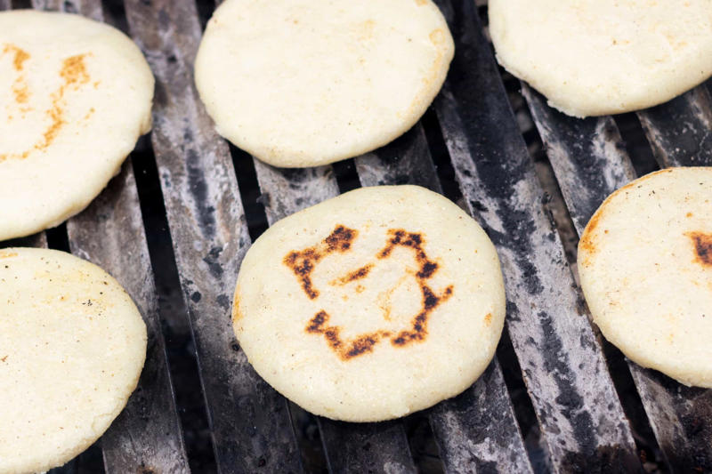 Arepas Currywurst, Bungeo-ppang, Bunny chow, Aloo chaat, Banana cue, Khachapuri, Takoyaki, Mango sticky rice, Fish and chips, Chapli kebabs, Anticucho, Shawarma, Stinky tofu, Vada pav, Pani câ mèusa, Tanghulu