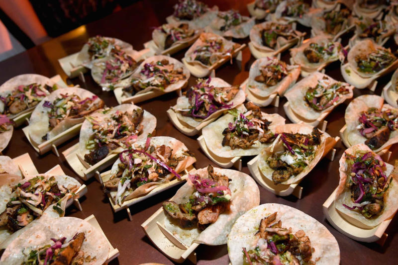 Taco Currywurst, Bungeo-ppang, Bunny chow, Aloo chaat, Banana cue, Khachapuri, Takoyaki, Mango sticky rice, Fish and chips, Chapli kebabs, Anticucho, Shawarma, Stinky tofu, Vada pav, Pani câ mèusa, Tanghulu