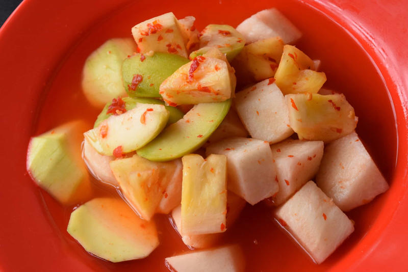 Asinan Currywurst, Bungeo-ppang, Bunny chow, Aloo chaat, Banana cue, Khachapuri, Takoyaki, Mango sticky rice, Fish and chips, Chapli kebabs, Anticucho, Shawarma, Stinky tofu, Vada pav, Pani câ mèusa, Tanghulu